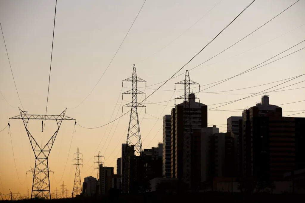 Conta de luz deve ficar 5,6% mais cara, segundo projeção da Agência Nacional de Energia Elétrica