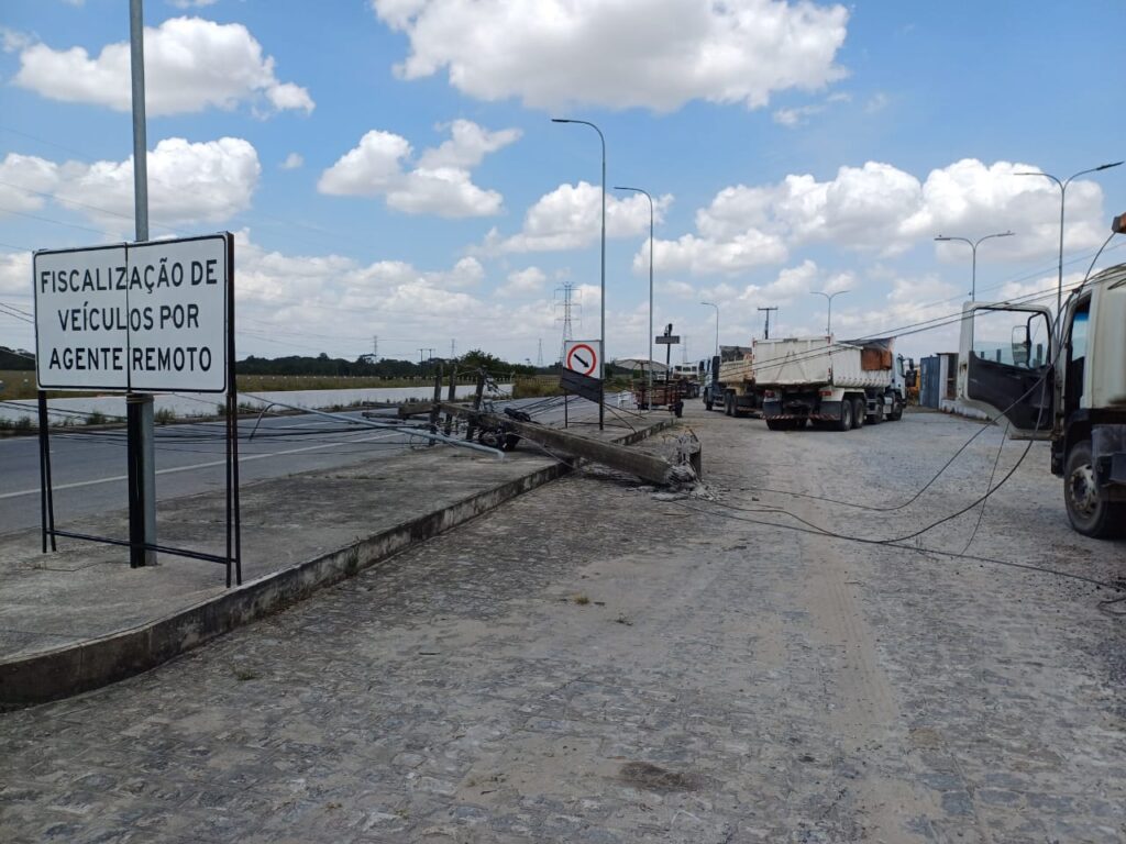 Queda de poste causa interdição de trecho da BR-101, em Rio Largo