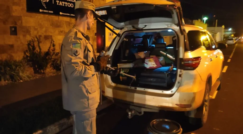 Família viaja mais de 1000 km com cobra no porta-malas do carro