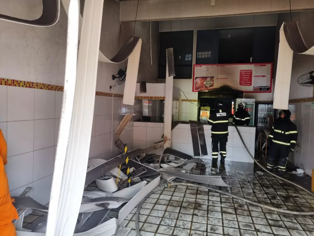 [Vídeo] Três pessoas ficam feridas após explosão em galeteria, em Maceió