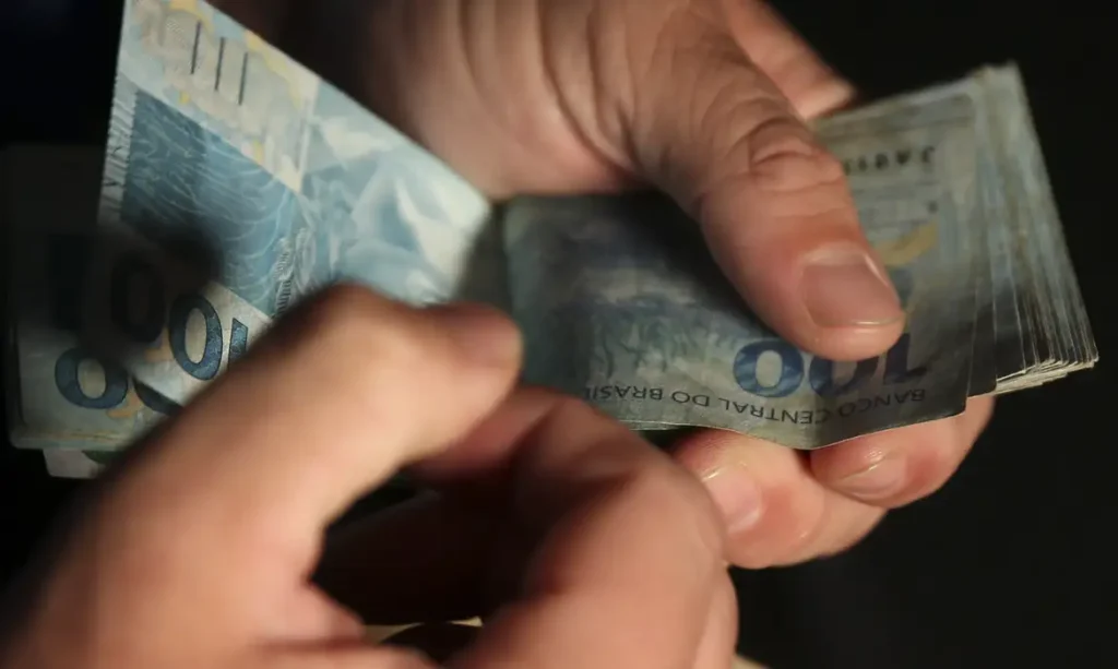 Economia: Teto de juros do consignado do INSS cai de 1,80% para 1,76% ao mês