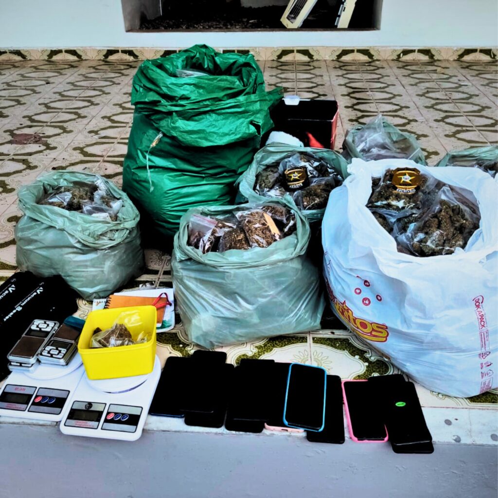 Polícia prende três pessoas e apreende mais de 14 kg de maconha, em Arapiraca
