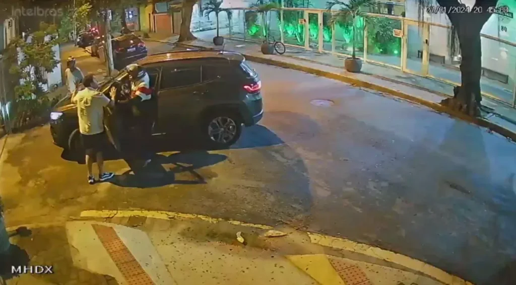 [Vídeos] Família é assaltada e tem carro levado por dois indivíduos, em Niterói (RJ)