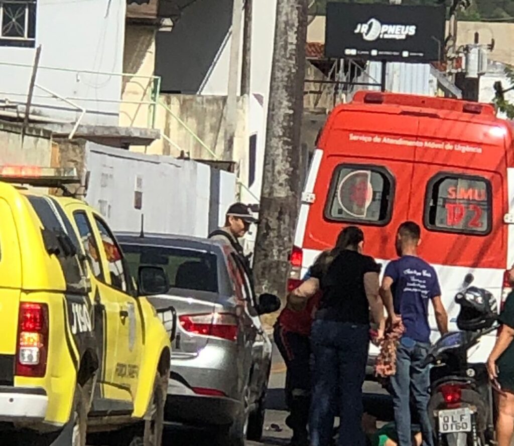Colisão entre carro e moto é registrada na Av. Muniz Falcão, em Palmeira dos Índios