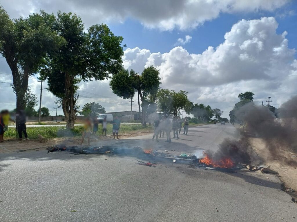 Protesto por falta de água causa interdição na BR-104, em Rio Largo; trecho é liberado