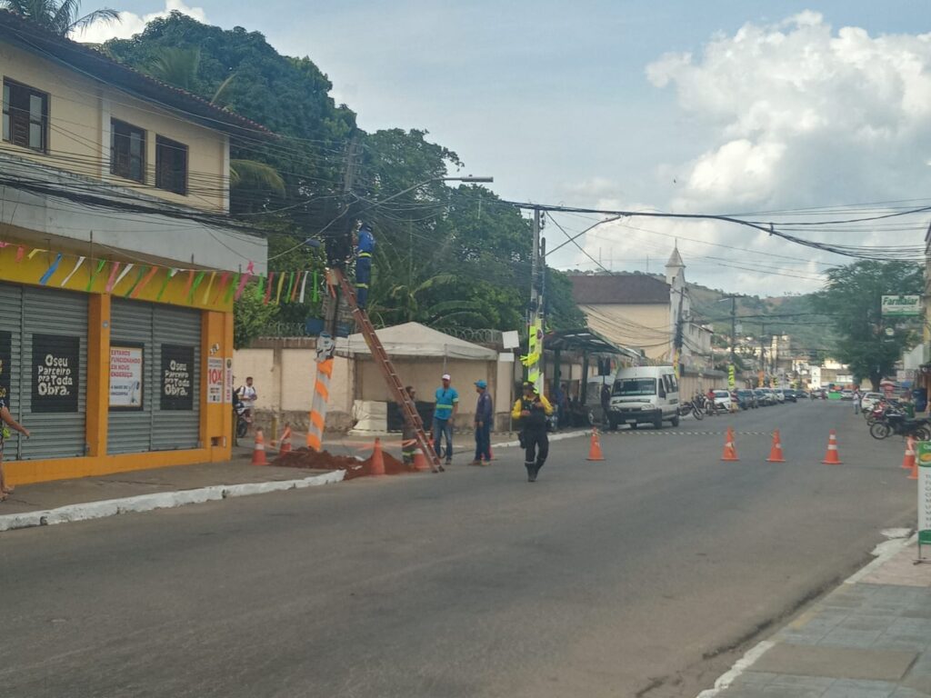 Troca de postes deixa trecho da Av. Vieira de Brito interditado, em Palmeira dos Índios