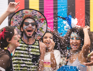 Glitter usado em fantasias e maquiagem de carnaval pode contaminar rios e oceanos, aponta estudo