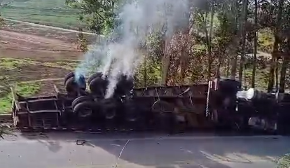 [Vídeo] Carreta tomba e motorista fica preso às ferragens, em São José da Laje