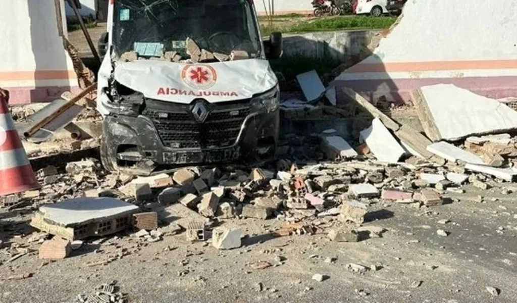 Ambulância colide com muro da Central do Samu, em Santana do Ipanema