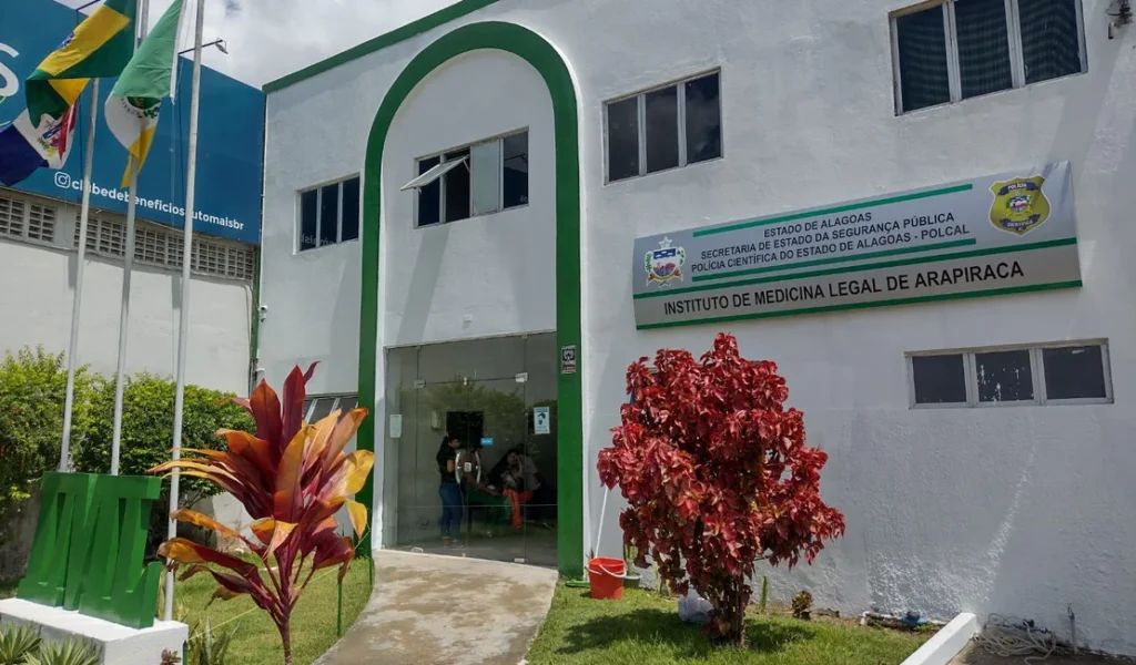 IML de Arapiraca registrou cinco corpos no plantão do final de semana, sendo três mortes em acidentes de trânsito