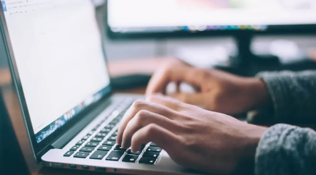 Funcionário de multinacional chinesa é enganado por deepfakes e transfere cerca de US$ 25 milhões para golpistas