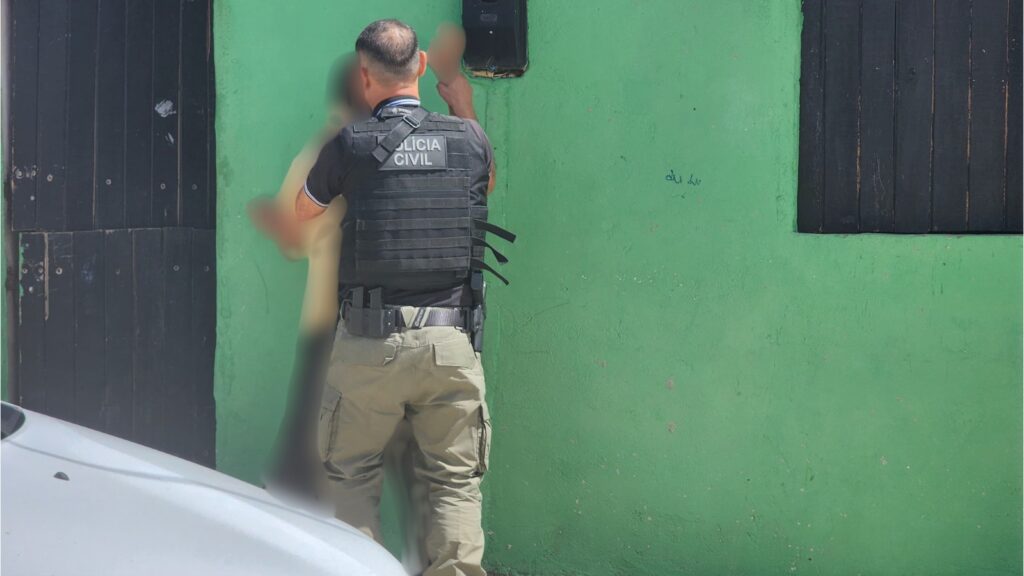 Polícia prende condenado por abusar sexualmente da própria filha, de 14 anos e deficiente mental