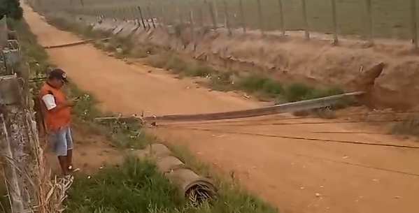 [Vídeo] Ventos derrubam postes e estrada de povoado fica bloqueada, em Igaci