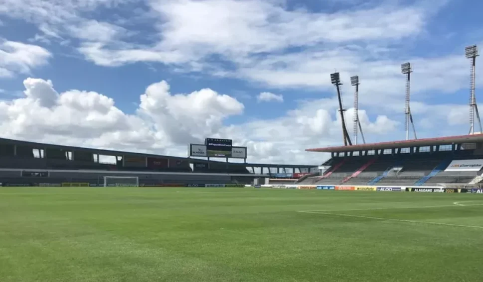 Buscando permanecer no G-4 do Alagoano, CSA recebe o Penedense no estádio Rei Pelé