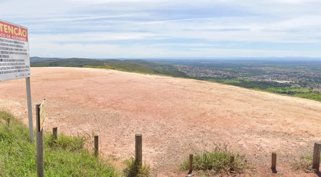 Homem de 50 anos morre ao sofrer parada cardíaca durante voo de parapente