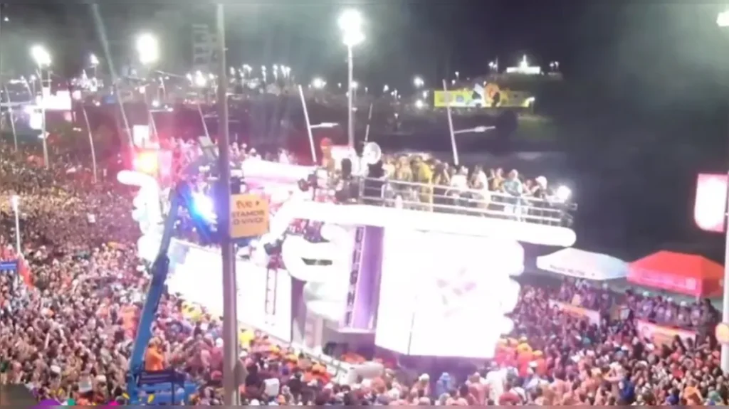 [Vídeo] Trio elétrico de Ivete Sangalo quase tomba por excesso de peso, na Bahia