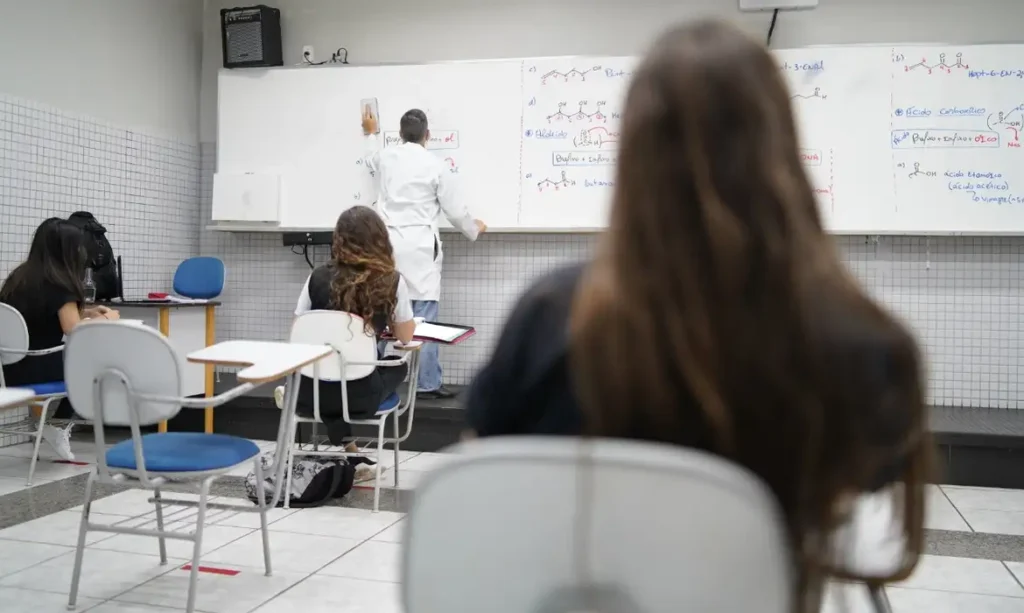 Pé-de-meia: MEC publica regras e calendário de pagamento da bolsa para alunos do ensino médio; confira