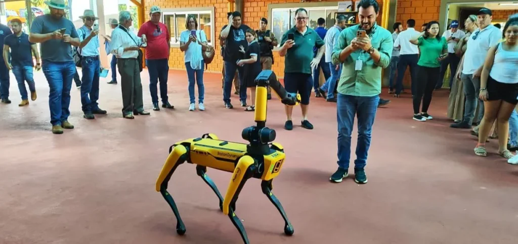 Cão-robô é destaque durante o Show Rural, no Paraná