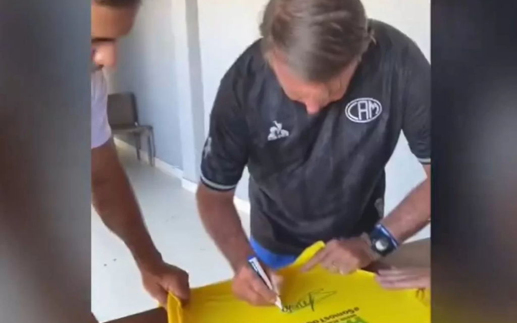Em Angra dos Reis, Jair Bolsonaro dá autógrafos e tira fotos com apoiadores