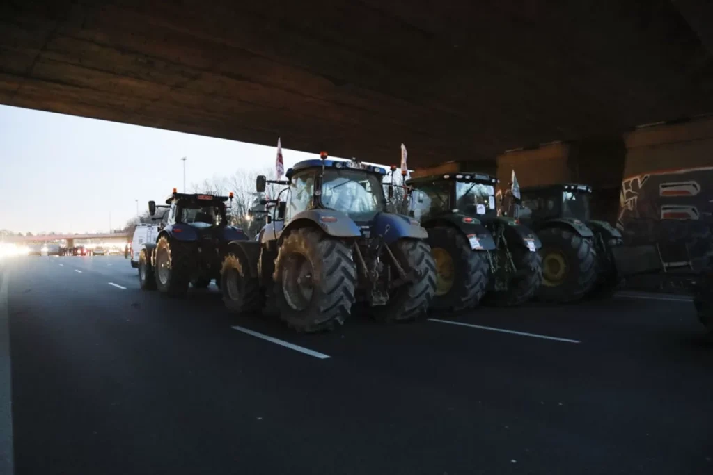 França: 79 manifestantes foram presos ao tentarem invadir mercado agrícola