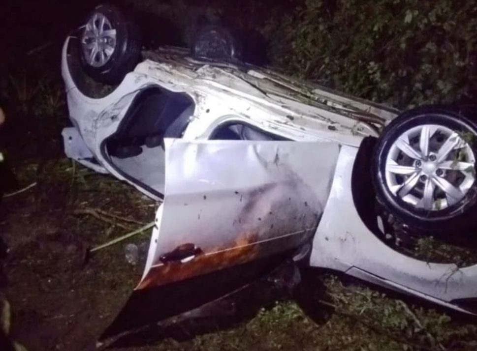Carro capota em trecho da BR-423 em Delmiro Gouveia e mulher acaba morrendo em Hospital