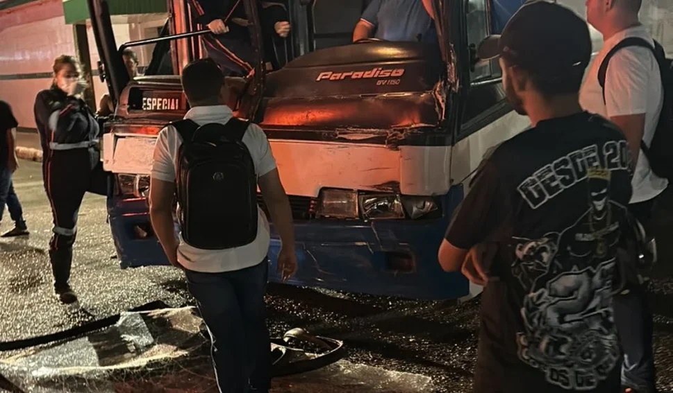 Acidente envolvendo dois ônibus transportando universitários deixa motorista ferido em Arapiraca