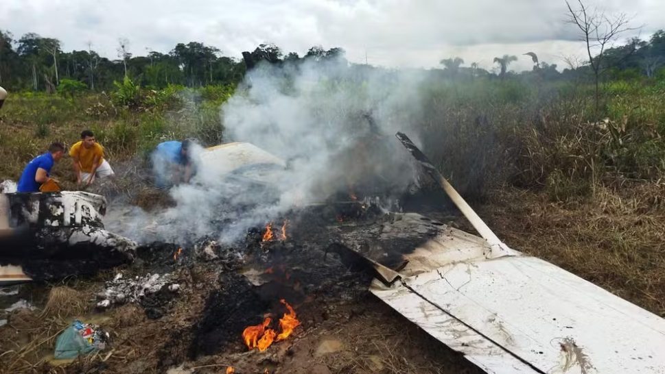 Avião de pequeno porte cai, causa uma morte e deixa três pessoas em estado grave, no Acre
