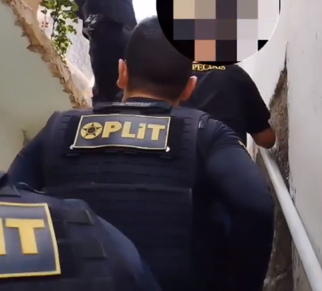 [Vídeos] Pai de suspeito de assassinar sogra e esconder corpo em geladeira é preso pela polícia