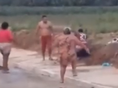 [Vídeo] Homem ateia fogo em suposto “amigo” após discussão, em Junqueiro