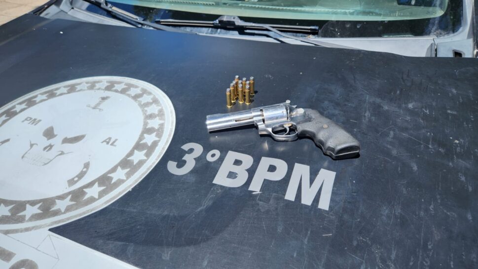 Jovem é autuado após policiais encontrarem arma e munições, em Arapiraca