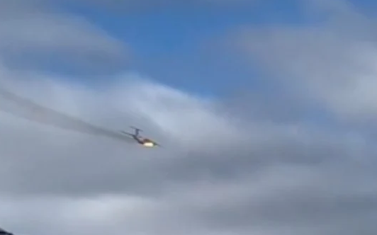 [Vídeos] Avião militar russo pega fogo e cai perto de Moscou