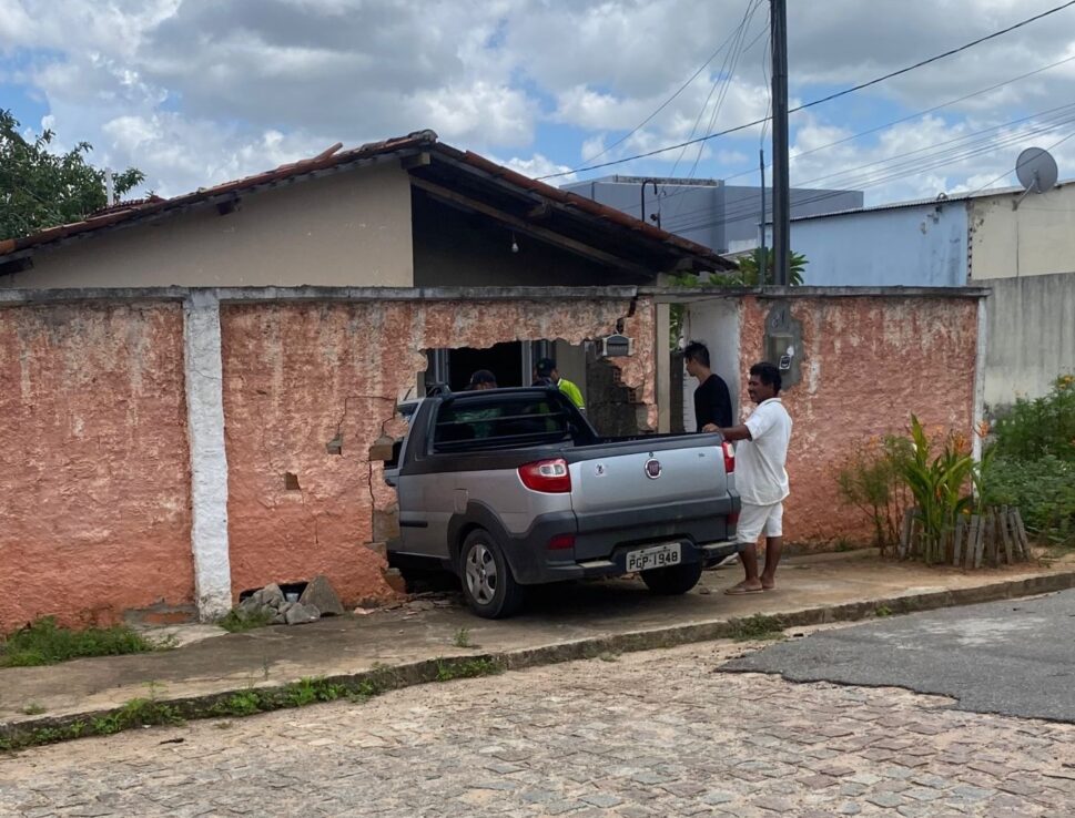 Carro atravessa muro de residência, em Palmeira dos Índios
