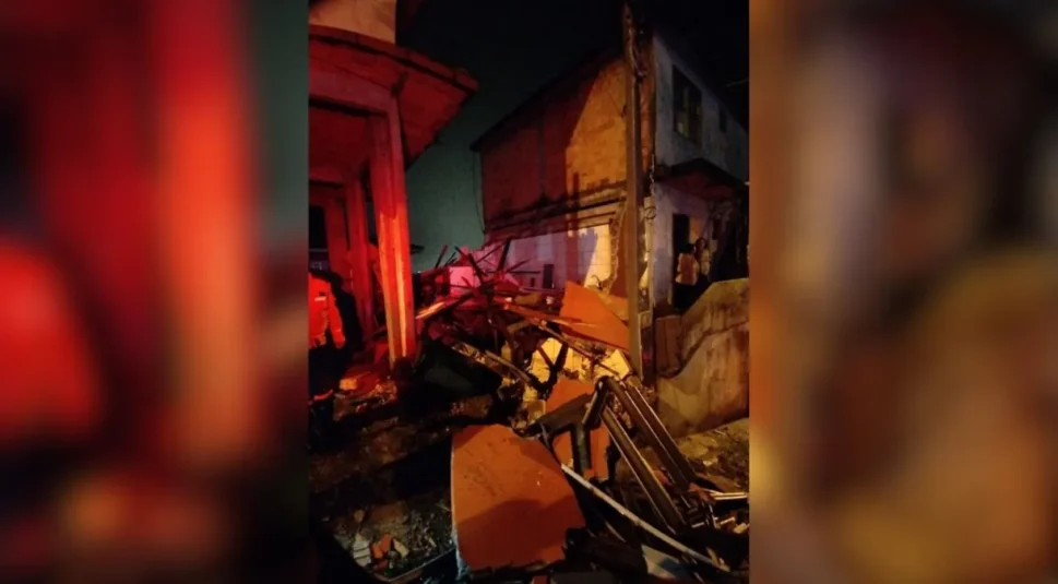 Casa fica destruída após explosão de gás, em Florianópolis