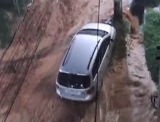 [Vídeos] Homem grava vídeo mostrando situação de rua de barro durante chuva, em grota de Maceió