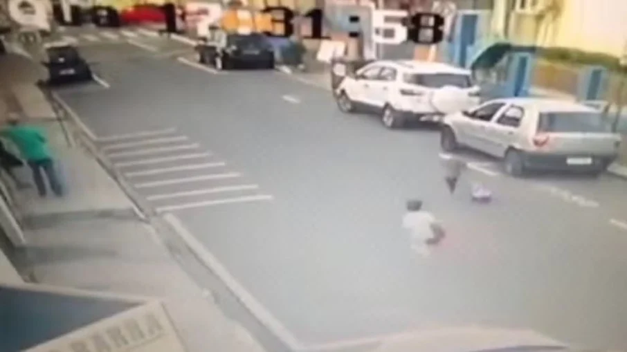 [Vídeo] Crianças de três anos são flagradas correndo durante fuga de creche, em SC