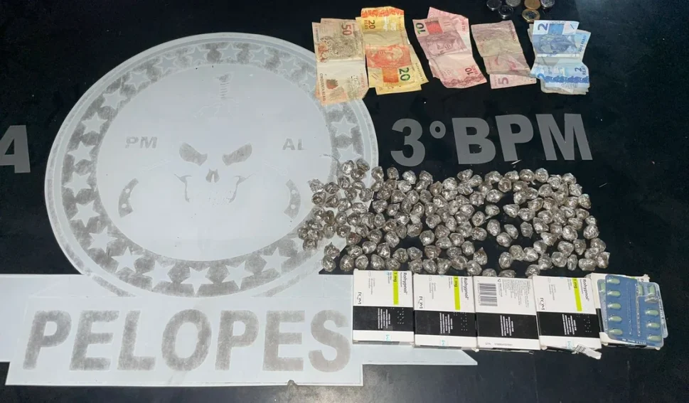 Em Arapiraca: PM localiza “boca de fumo”, realiza prisões e apreende arma, drogas e balanças de precisão
