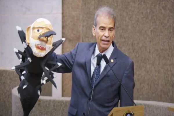 [Vídeo] “Presidengue”: deputado pernambucano aparece com boneco de mosquito com rosto de Lula
