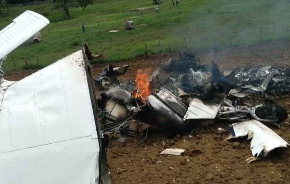 [Vídeo] Piloto morre após queda de avião de pequeno porte, na Bahia