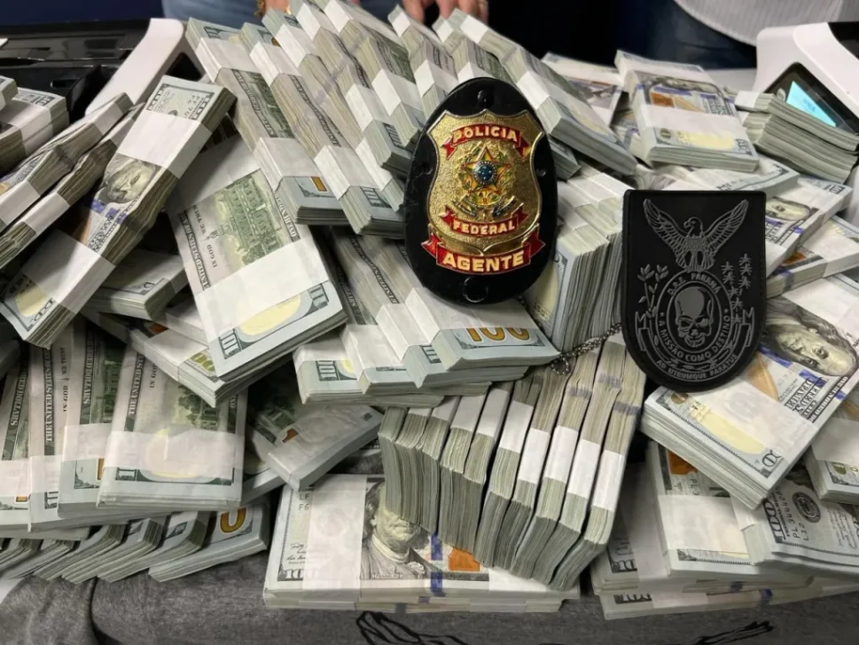 PF encontra US$ 3 milhões em parede falsa de residência, em Curitiba