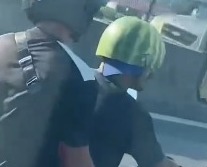 [Vídeo] Motociclista é flagrado usando capacete de melancia, no RJ