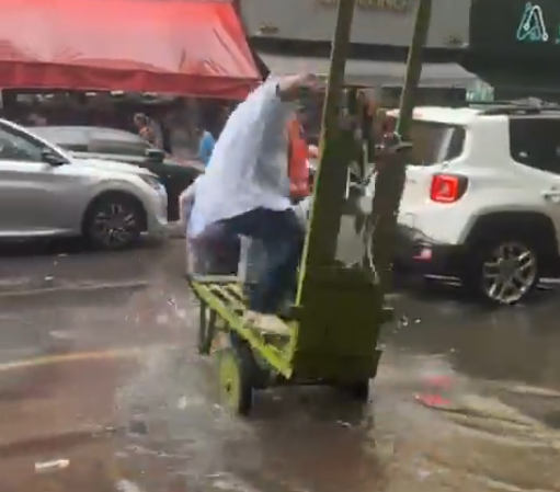 [Vídeo] Homem paga R$ 2 para ser transportado sem se molhar e acaba encharcado