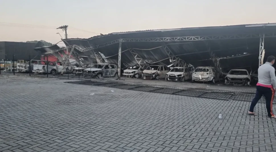[Vídeo] Loja de carros é incendiada e 70 veículos são destruídos, em Joinville
