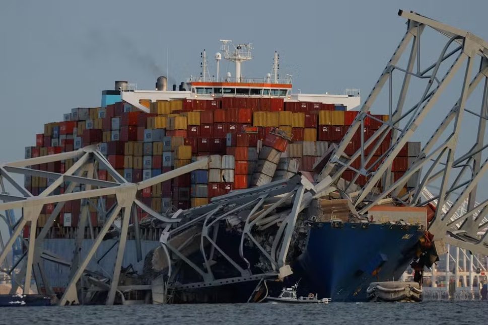 [Vídeo] Navio que colidiu com ponte teve falha nos propulsores; duas pessoas são resgatadas com vida