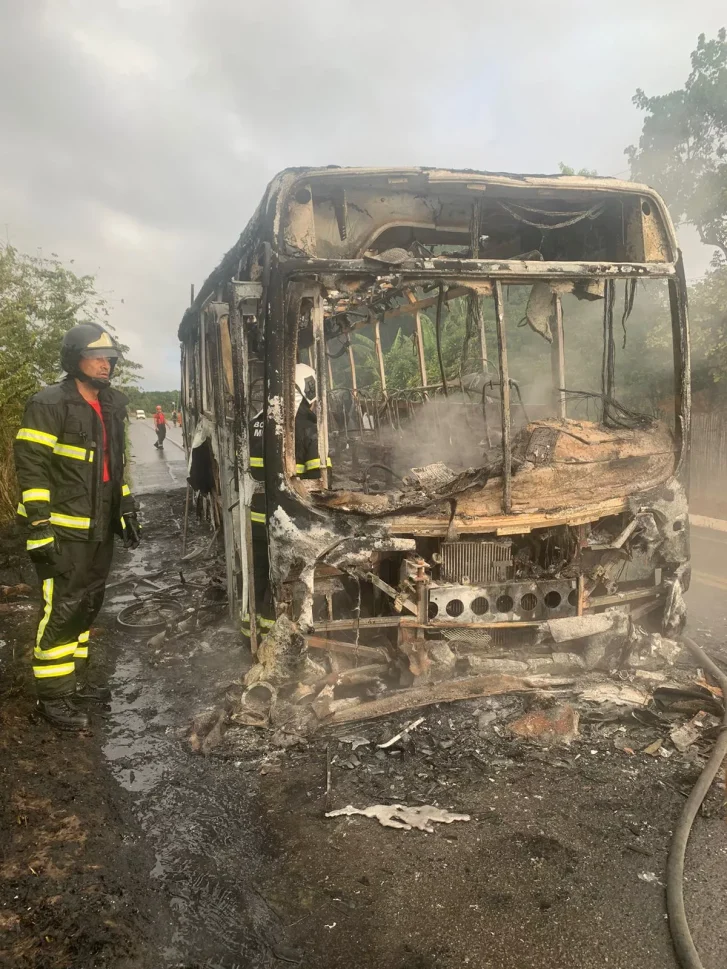 Acidente causa morte de motociclista e destruição de ônibus, em Atalaia