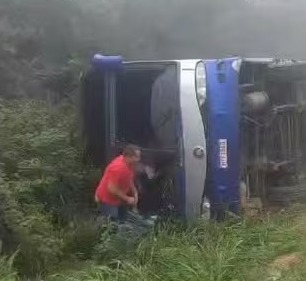 [Vídeo] Ônibus tomba e oito pessoas ficam feridas, em Vitória da Conquista
