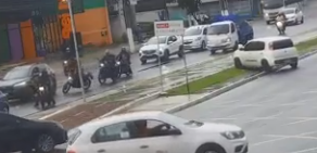 [Vídeo] Perseguição entre carro e moto é registrada na Av. Fernandes Lima, em Maceió