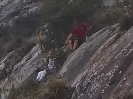 [Vídeo] Mulher fica presa em penhasco e é resgatada por bombeiros, em Mata Grande