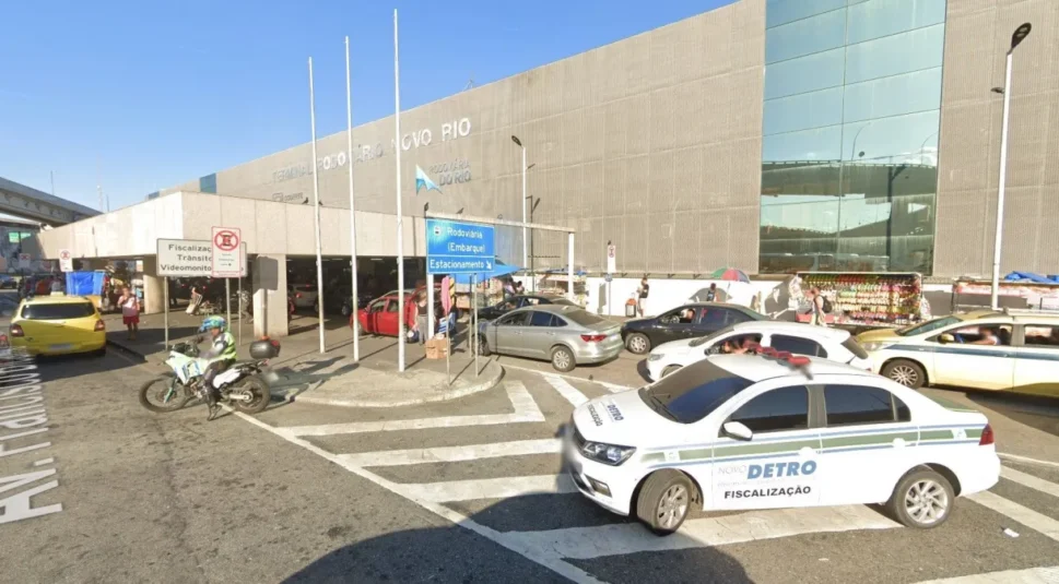[Vídeo] Passageiros são mantidos reféns dentro de rodoviária do RJ
