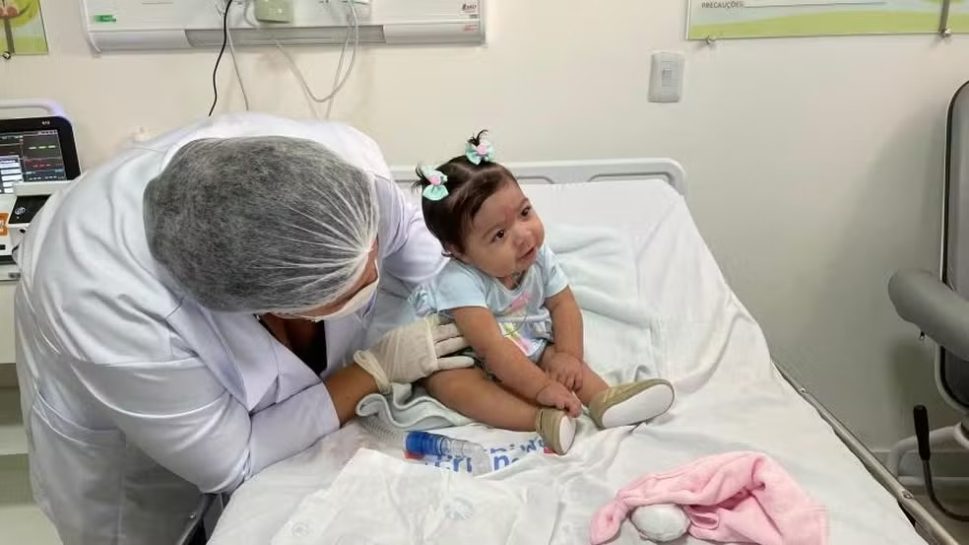 Bebê de 11 meses vai para casa, em Palmeira dos Índios, pela primeira vez desde que nasceu