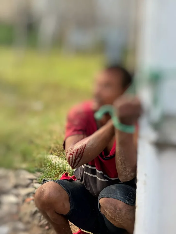 Homem tenta estuprar mulher, é capturado por vizinhos e acaba amarrado em poste